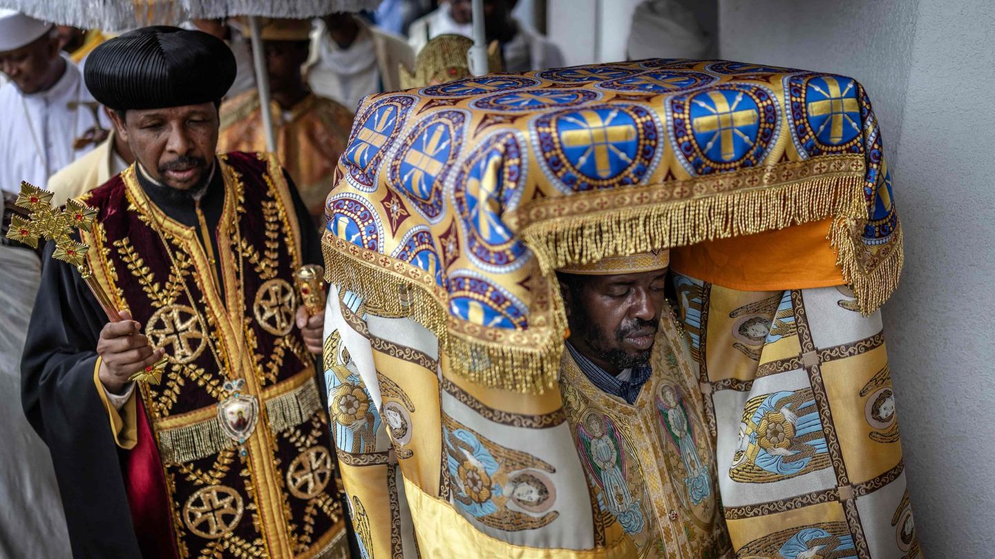 Addis Abeba, Äthiopien. Ein äthiopisch-orthodoxer Diakon trägt während einer Neujahrsfeier in der Entoto St. Raguel Kirche einen Tabot, eine heilige Nachbildung der Bundeslade. Denn Äthiopien feiert an diesem Tag das Neujahrsfest Enkutatash – und damit das Ende der Regenzeit. Zugleich beginnt des äthiopische Kalenderjahr 2018, das etwa sieben bis acht Jahre hinter "unserem" gregorianischen Kalender zurückliegt