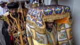 Addis Abeba, Äthiopien. Ein äthiopisch-orthodoxer Diakon trägt während einer Neujahrsfeier in der Entoto St. Raguel Kirche einen Tabot, eine heilige Nachbildung der Bundeslade. Denn Äthiopien feiert an diesem Tag das Neujahrsfest Enkutatash – und damit das Ende der Regenzeit. Zugleich beginnt des äthiopische Kalenderjahr 2018, das etwa sieben bis acht Jahre hinter "unserem" gregorianischen Kalender zurückliegt