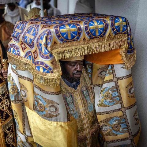 Addis Abeba, Äthiopien. Ein äthiopisch-orthodoxer Diakon trägt während einer Neujahrsfeier in der Entoto St. Raguel Kirche einen Tabot, eine heilige Nachbildung der Bundeslade. Denn Äthiopien feiert an diesem Tag das Neujahrsfest Enkutatash – und damit das Ende der Regenzeit. Zugleich beginnt des äthiopische Kalenderjahr 2018, das etwa sieben bis acht Jahre hinter "unserem" gregorianischen Kalender zurückliegt