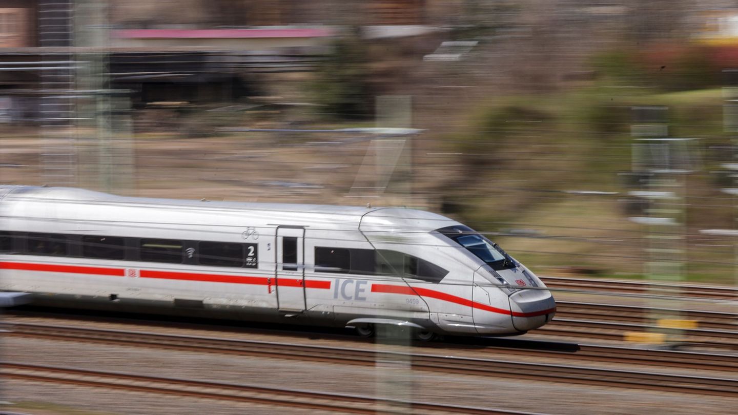 Zwischen Saarbrücken und Kaiserslautern gibt es nach einem Erdrutsch Zugverspätungen. (Symbolfoto) Foto: Jan Woitas/dpa