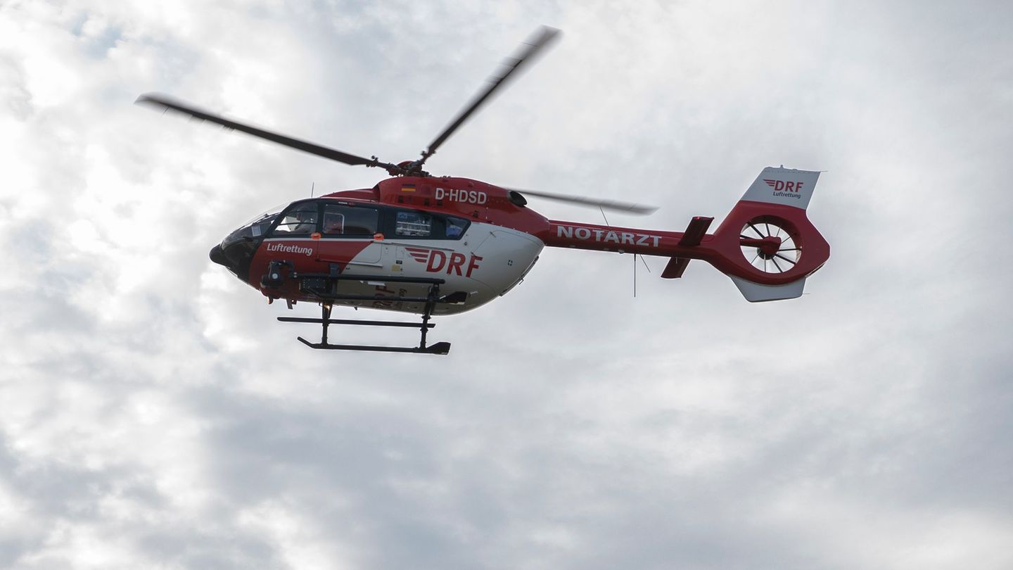 Ein Schwerverletzter wurde per Hubschrauber in eine Klinik geflogen. (Symbolbild) Foto: Paul Zinken/dpa