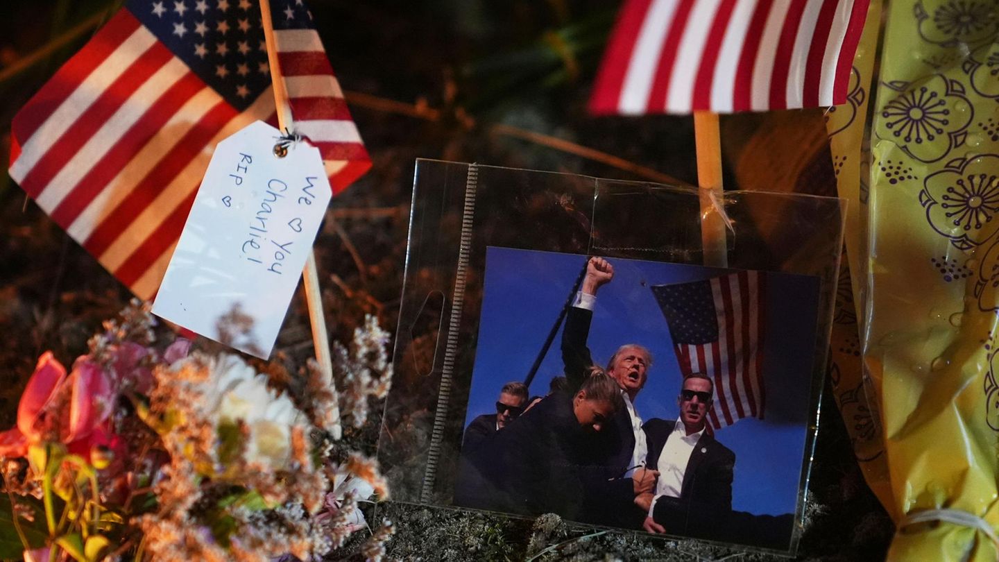 Gedenkstätte vor dem Krankenhaus in Utah, in dem Charlie Kirk verstarb