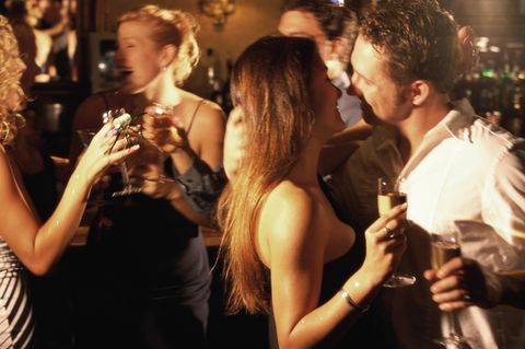 Affäre: Frau und Mann flirten auf der Tanzfläche