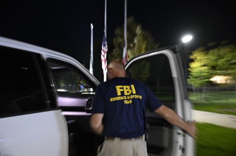 Ein Ermittler des FBI steigt am Tatort, an dem Charlie Kirk angeschossen wurde, in ein weißes Autp