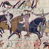 mittelalterliche Stickerei, Ritter in Kettenhemden preschen mit Schwertern voran, einer lüftet den Helm