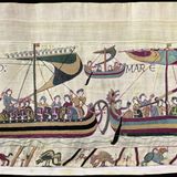 mittelalterliche Stickerei, Schiffe mit berittenen Kriegern an Bord, die Segel sind gesetzt