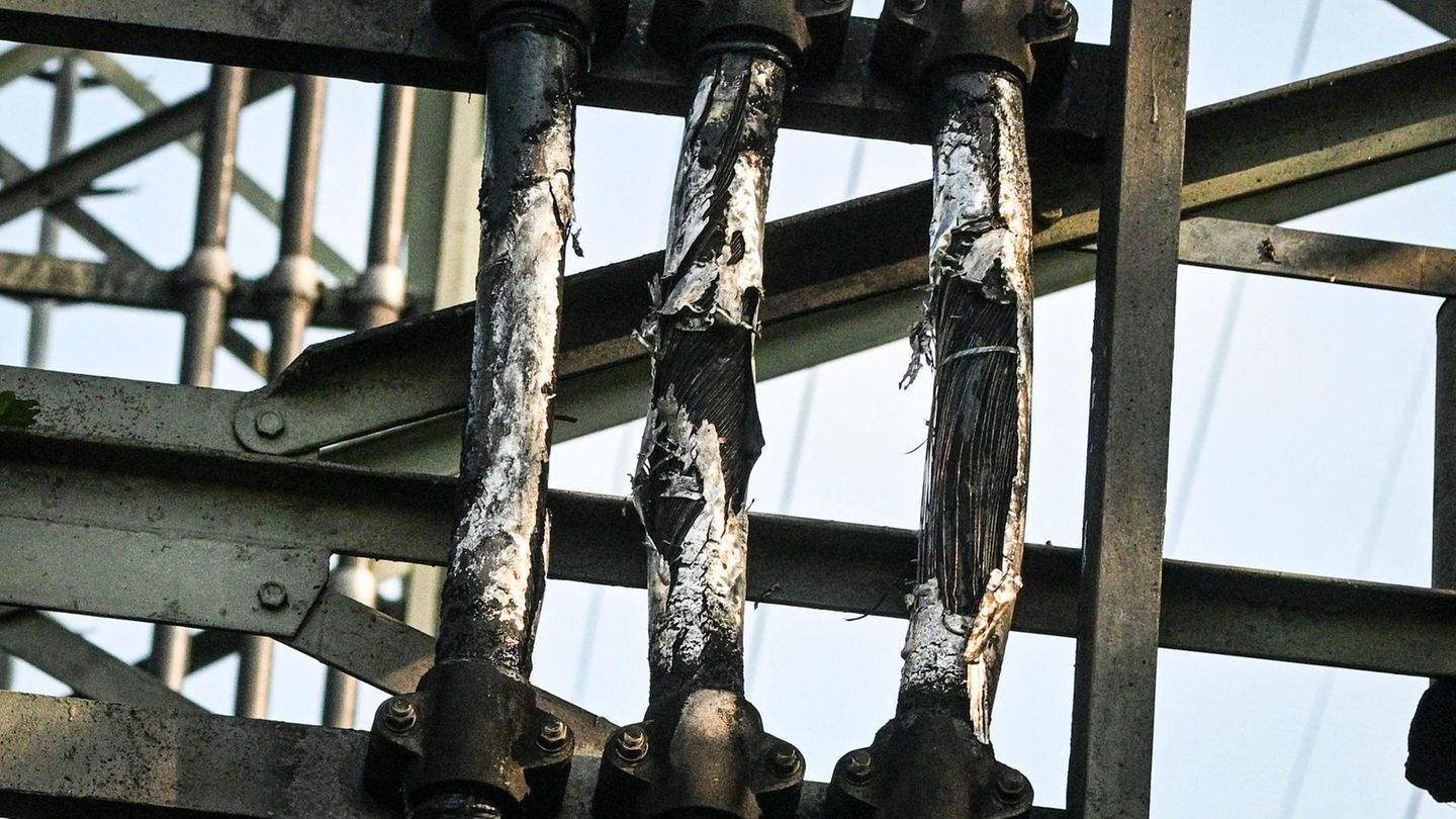 Verkohlte Leitungen an einem Strommast haben für einen Stromausfall im Südosten Berlins gesorgt