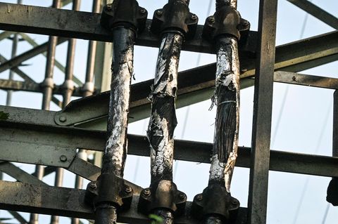 Verkohlte Leitungen an einem Strommast haben für einen Stromausfall im Südosten Berlins gesorgt