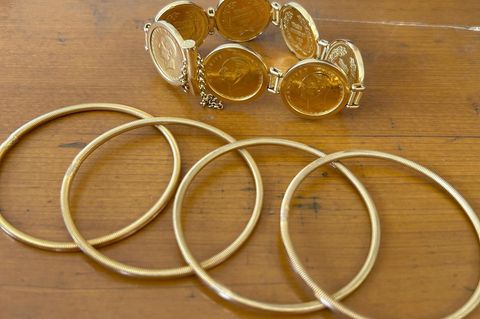 Zollbeamte in Ulm haben massenweise Goldschmuck sichergestellt. Foto: Hauptzollamt Ulm/dpa