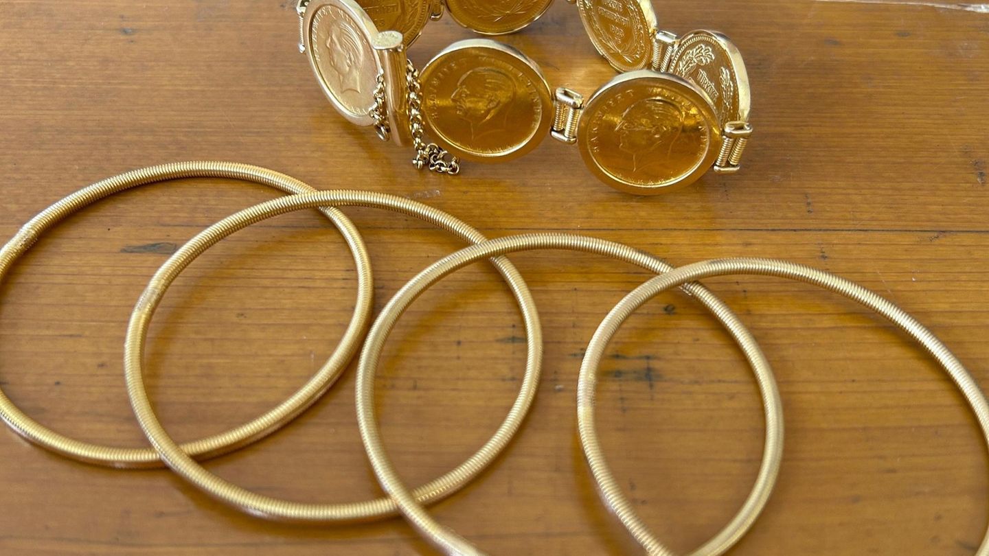 Zollbeamte in Ulm haben massenweise Goldschmuck sichergestellt. Foto: Hauptzollamt Ulm/dpa