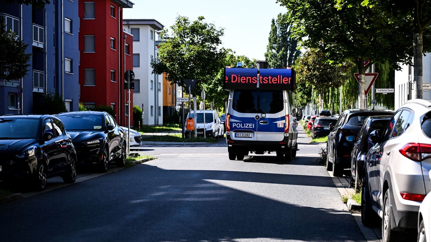 Ein Lautsprecherwagen fährt durch ein Wohngebiet in Adlershof im Bezirk Treptow-Köpenick. Foto: Britta Pedersen/dpa