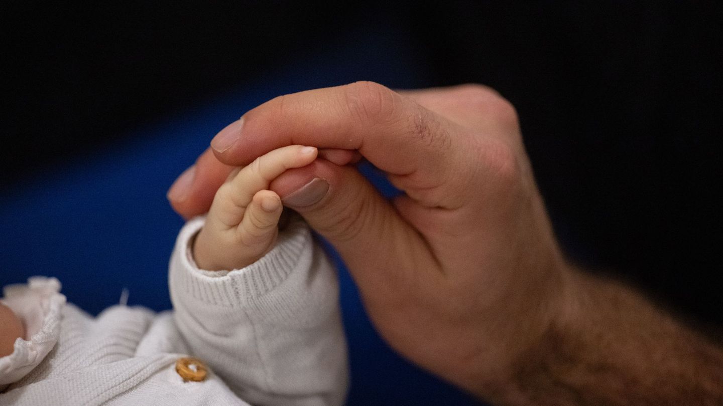 Vor dem Verwaltungsgericht Köln hat sich ein Mann sogenannten Vaterschaftsurlaub erstritten. (Symbolbild) Foto: Marijan Murat/dp