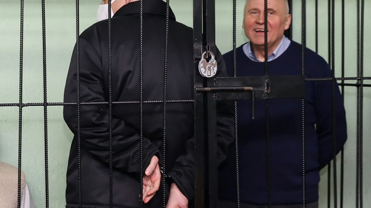 Mikola Statkewitsch (rechts) neben Sergej Tichanowski