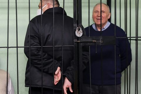 Mikola Statkewitsch (rechts) neben Sergej Tichanowski