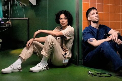 Haley Louise Jones und Slavko Popadić in "KRANK Berlin".