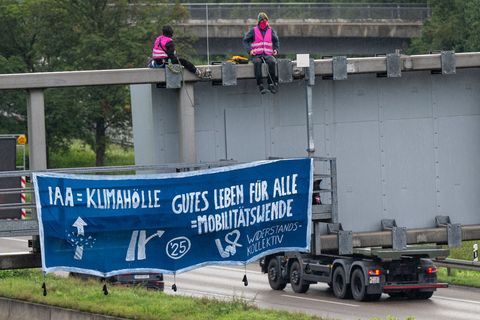 Mit einer Straßenblockade auf der Autobahn A9 in München protestierten Umweltaktivisten im morgendlichen Berufsverkehr gegen die