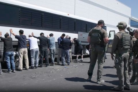 Bei einer Migranten-Razzia festgenommene Arbeiter