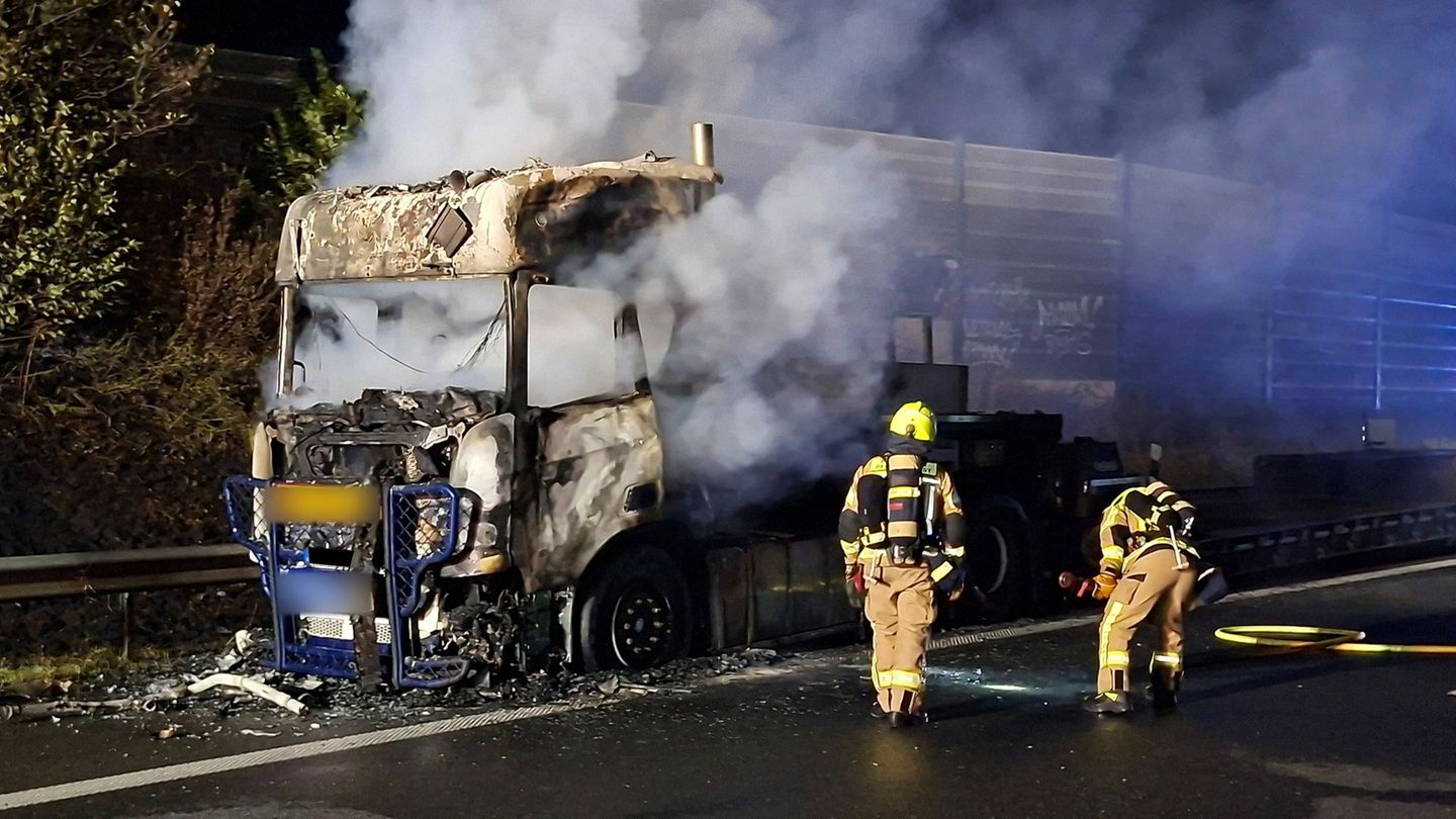 Der brennende Lkw hat eine Vollsperrung am Dreieck Delmenhorst in Richtung Bremen ausgelöst. Foto: Kai Moorschlatt/dpa