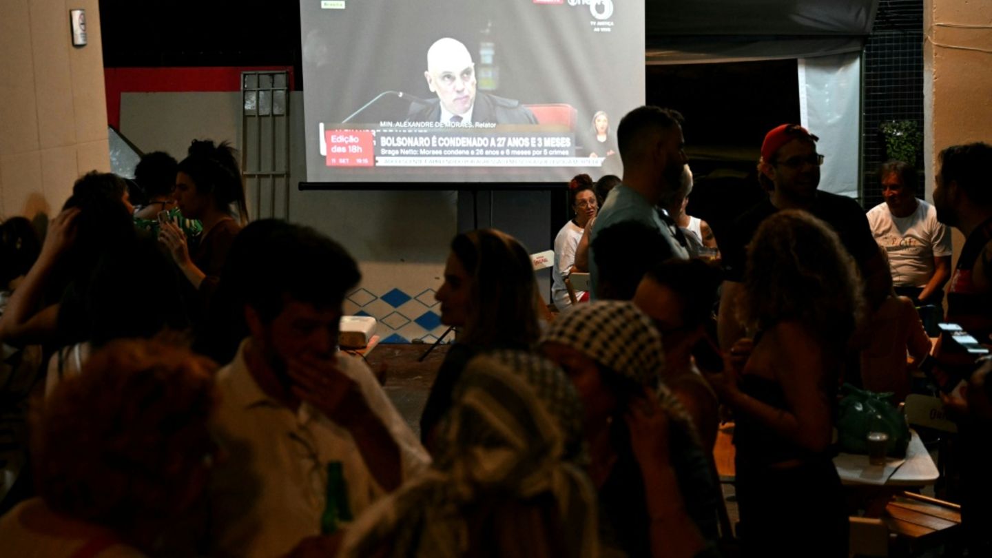Brasilianer verfolgen die Urteilsverkündung