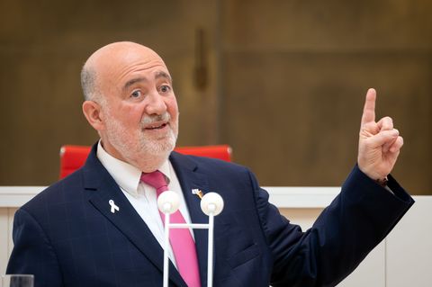 Ron Prosor warf den Veranstaltern einen "Frontalangriff auf die Kunstfreiheit" vor. (Archivbild) Foto: Soeren Stache/dpa