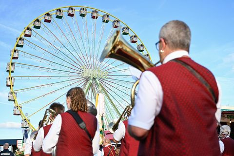 Das Spektakel gilt als größtes Weinfest der Welt. (Archivfoto) Foto: Uwe Anspach/dpa