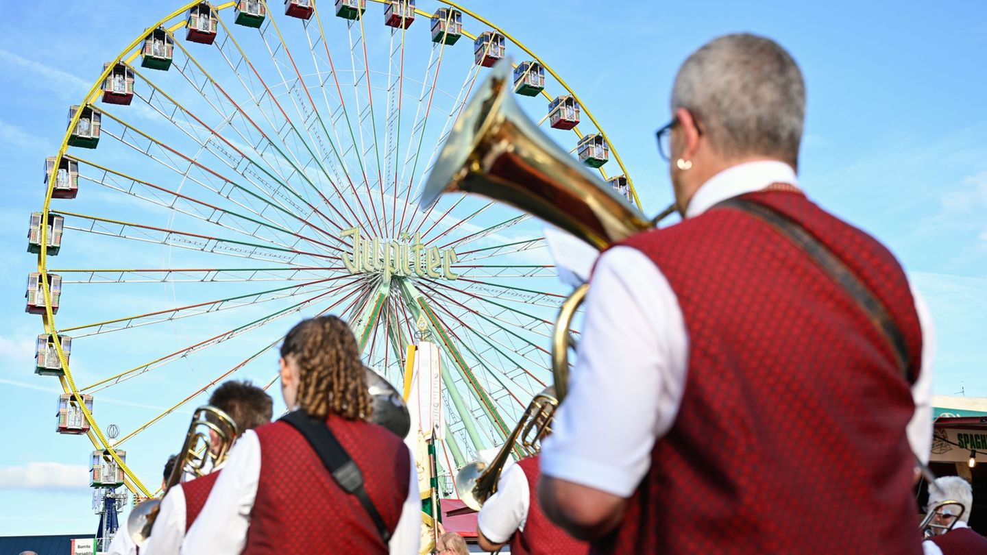Das Spektakel gilt als größtes Weinfest der Welt. (Archivfoto) Foto: Uwe Anspach/dpa