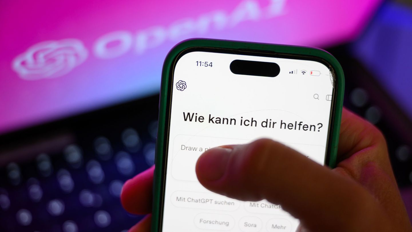 Nutzer können Beziehungen zu KI-Chatbots aufbauen. (Archivbild) Foto: Hendrik Schmidt/dpa
