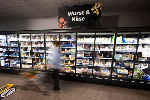 Viele Menschen stellen aufgrund der höheren Lebensmittelpreise ihr Einkaufsverhalten um. (Archivbild) Foto: Philip Dulian/dpa