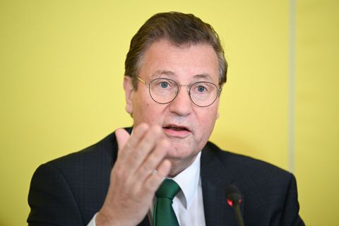 Peter Hauk rät Menschen, die unbestelltes Saatgut im Briefkasten finden, den Weg zum Restmüll. (Archivbild) Foto: Bernd Weißbrod