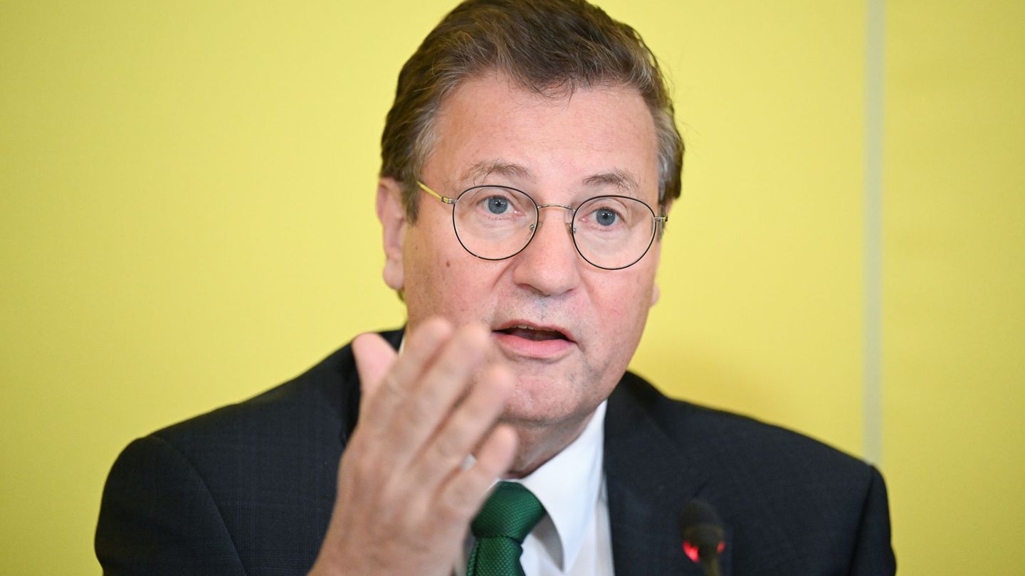 Peter Hauk rät Menschen, die unbestelltes Saatgut im Briefkasten finden, den Weg zum Restmüll. (Archivbild) Foto: Bernd Weißbrod