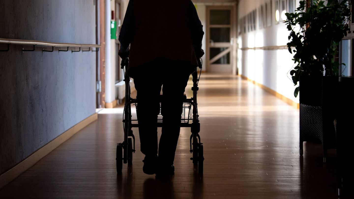 Pflegebedürftige müssen heuer länger auf das Landespflegegeld warten. (Symbolbild) Foto: Sven Hoppe/dpa