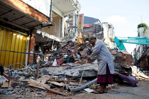 Auf Bali haben die Aufräumarbeiten begonnen. Foto: Firdia Lisnawati/AP/dpa