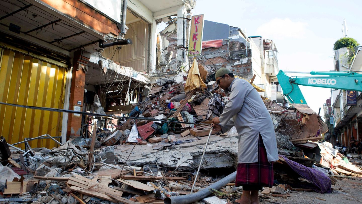 Auf Bali haben die Aufräumarbeiten begonnen. Foto: Firdia Lisnawati/AP/dpa