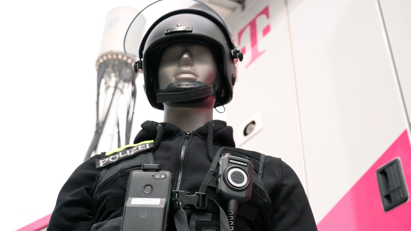 Eine Puppe in Polizei-Uniform zeigt, wie es gehen soll: An ihrer Uniform ist nicht nur ein Funkgerät, sondern auch ein Smartphon