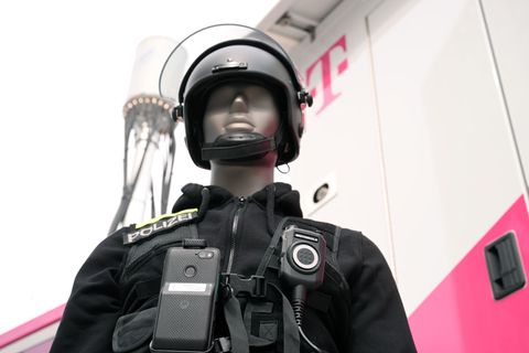 Eine Puppe in Polizei-Uniform zeigt, wie es gehen soll: An ihrer Uniform ist nicht nur ein Funkgerät, sondern auch ein Smartphon