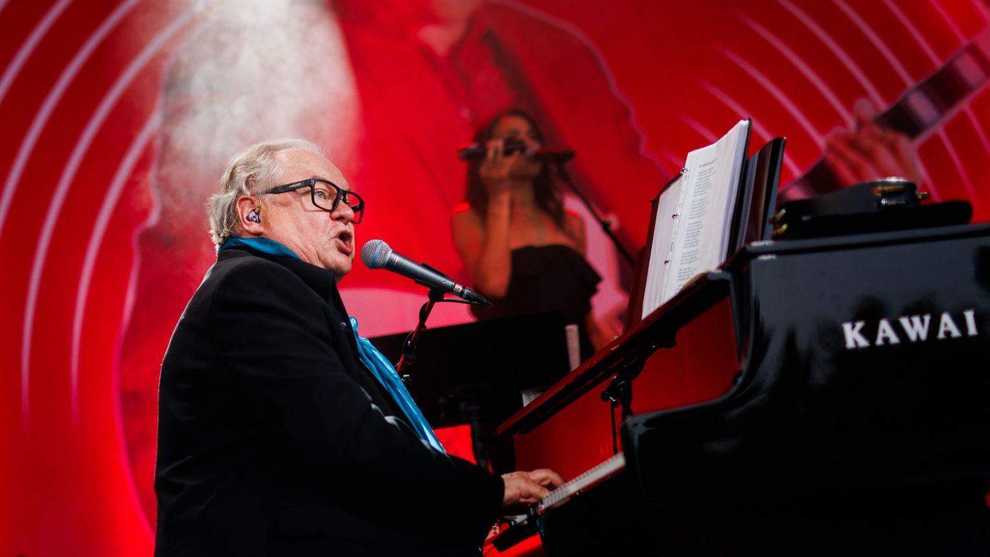 Heinz Rudolf Kunze singt bei dem Konzert in den Gärten der Welt. (Archivbild) Foto: Carsten Koall/dpa