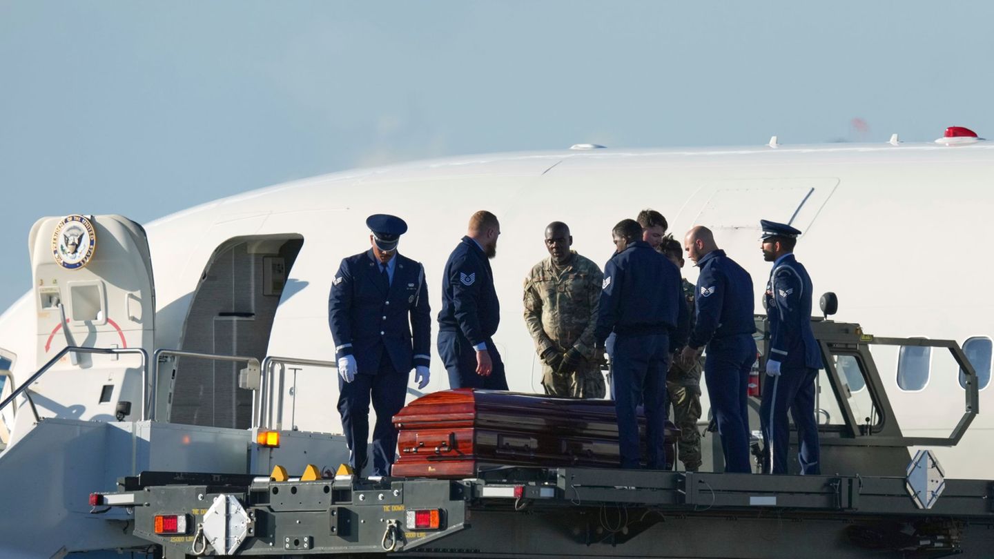 Der Sarg wurde nach Arizona überführt. Foto: Ross D. Franklin/AP/dpa