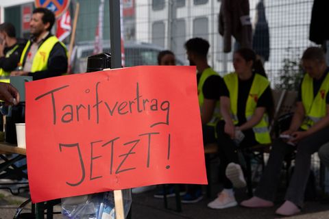 Demonstration für einen Tarifvertrag, hier bei einem Dönerspieß-Hersteller (Archivbild). Foto: Markus Lenhardt/dpa