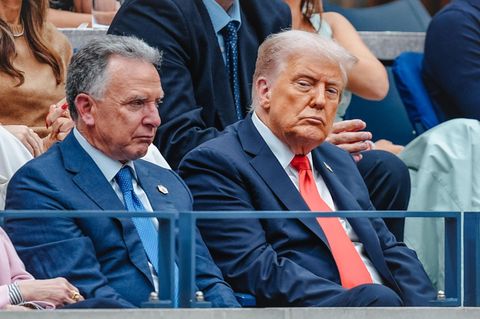 Donald Trump neben seinem Sondergesandten Steve Witkoff
