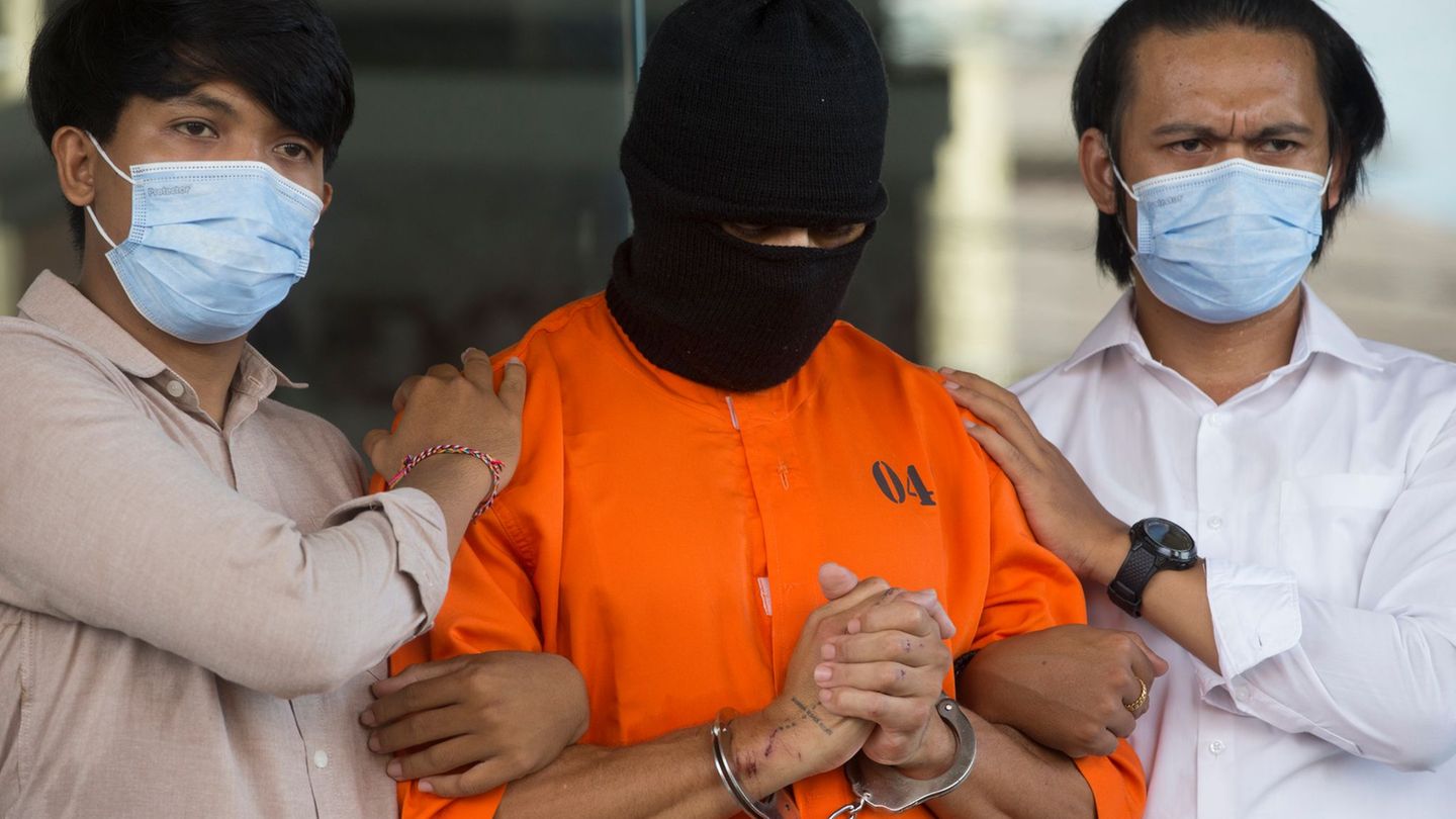 Der Verdächtige wurde nach seiner Festnahme im Mai in einem orangen Sträflingsanzug der Presse vorgeführt. Foto: Firdia Lisnawat