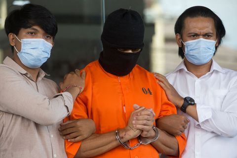 Der Verdächtige wurde nach seiner Festnahme im Mai in einem orangen Sträflingsanzug der Presse vorgeführt. Foto: Firdia Lisnawat