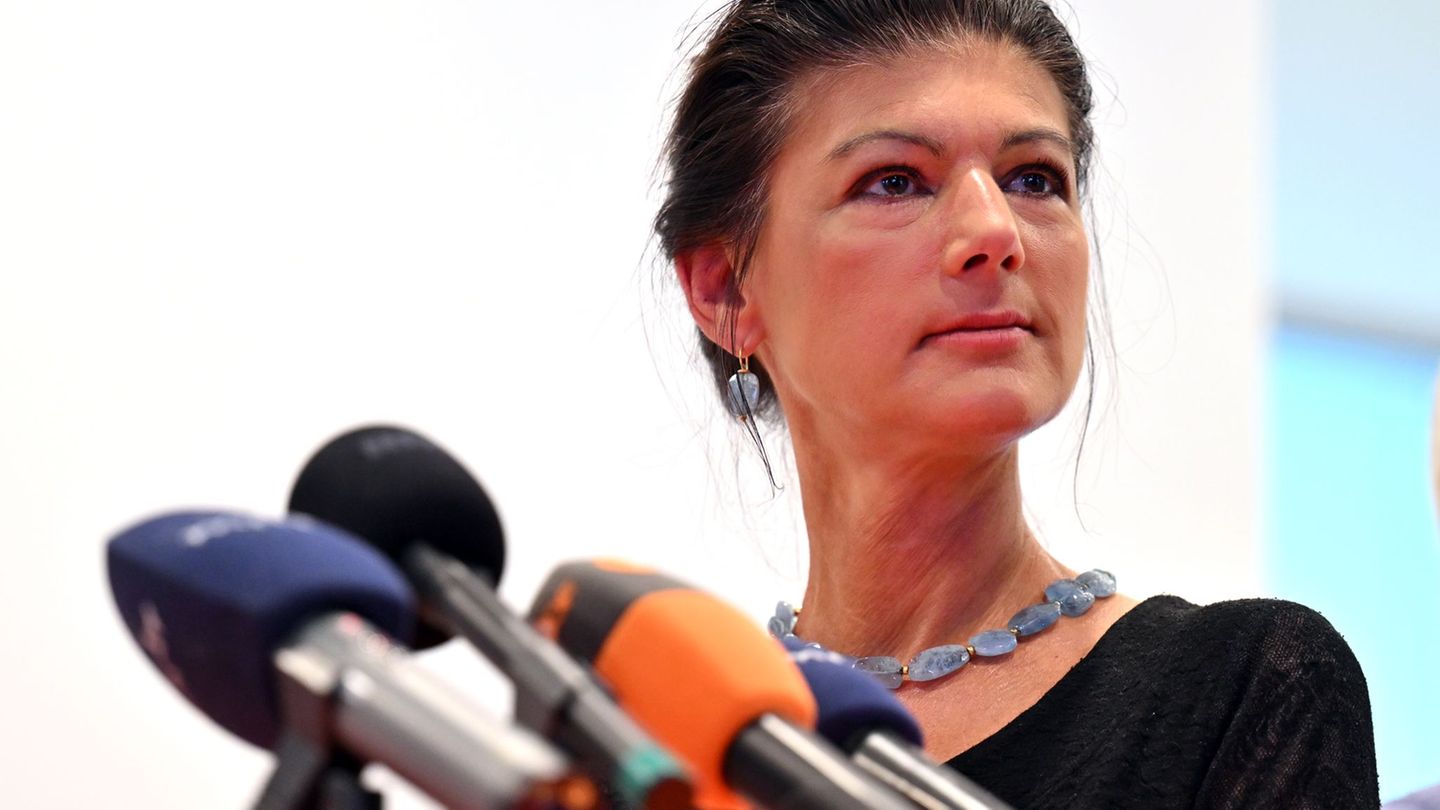 Sahra Wagenknecht will sich auch nach einer Umbenennung ihrer Partei politisch engagieren. (Archivbild) Foto: Martin Schutt/dpa