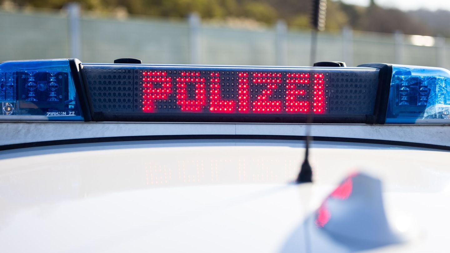 Laut Polizei verliefen die Kundgebung und die Gegendemonstration weitgehend friedlich.(Symbolbild) Foto: Christian Lademann/dpa