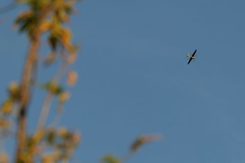 Drohne am Himmel über der ukrainischen Region Donezk
