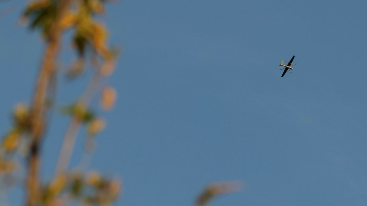 Drohne am Himmel über der ukrainischen Region Donezk