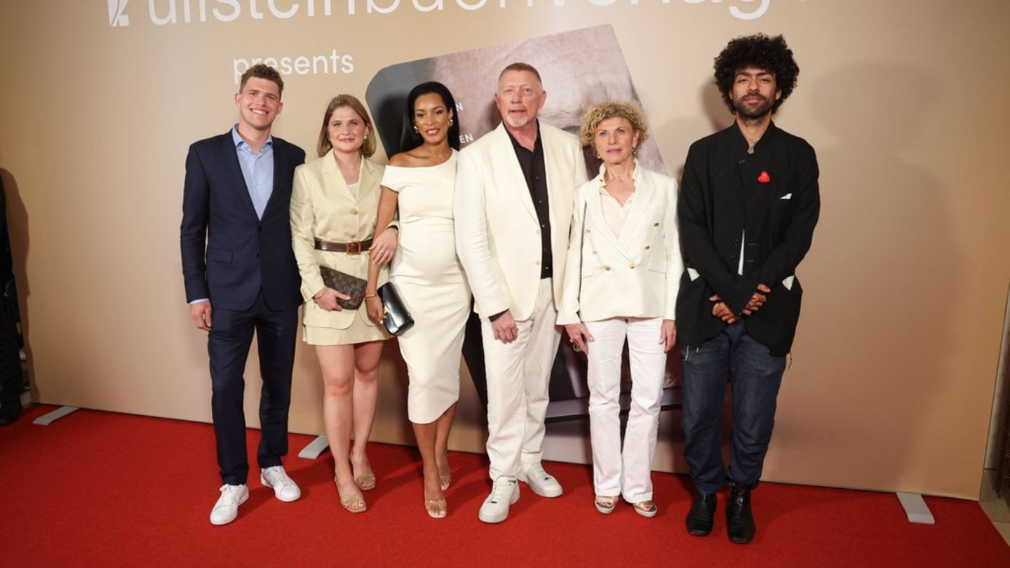 Boris Becker (3.v.r.) mit Neffe, Nichte, Ehefrau, Schwester und Sohn auf dem roten Teppich.