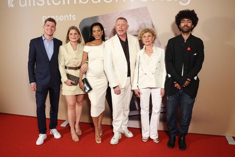 Boris Becker (3.v.r.) mit Neffe, Nichte, Ehefrau, Schwester und Sohn auf dem roten Teppich.