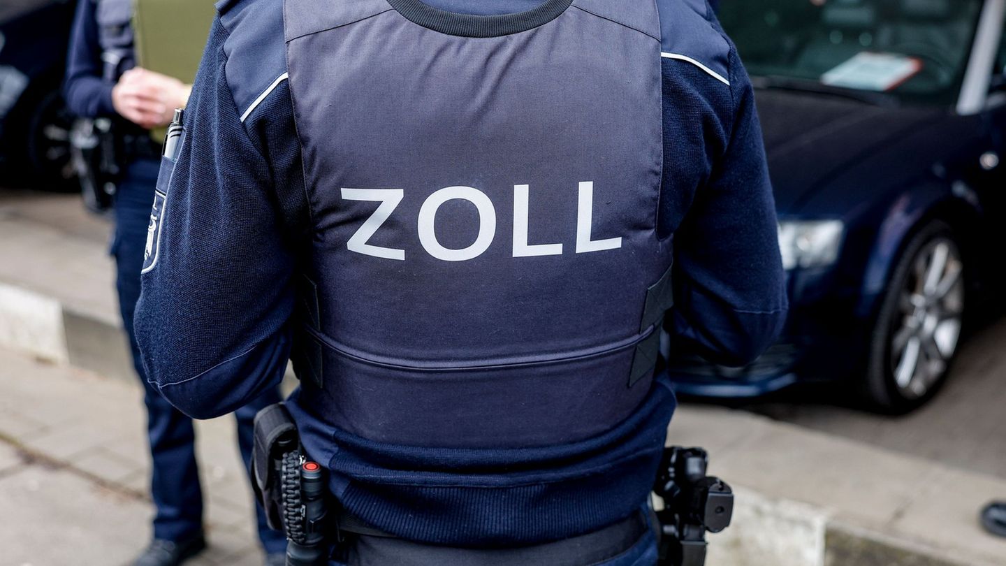Beamte des Hauptzollamtes wollten auf einer Großbaustelle in Kiel kontrollieren, doch einige Arbeiter flüchteten. (Symbolbild) F