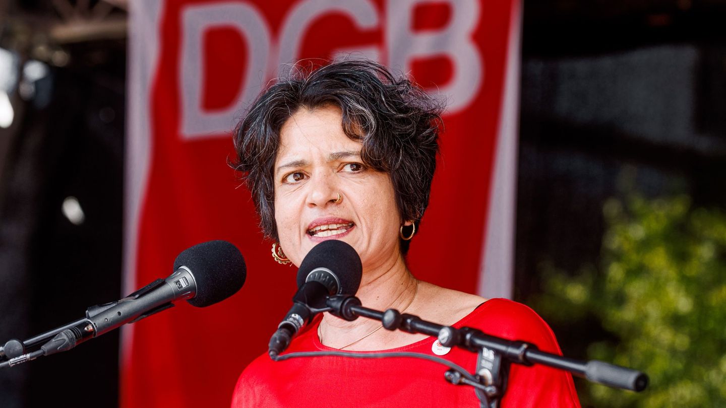 Tanja Chawla, DGB-Vorsitzende in Hamburg, spricht am 1. Mai auf einer Kundgebung. (Archivbild) Foto: Markus Scholz/dpa