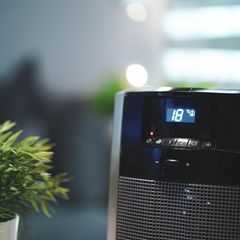 Ein Heizlüfter steht im Raum